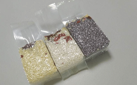 真空包裝袋為增加其性能通常采用多種材質(zhì)復合而成，常見的復合方法有：干法復合、擠出復合、共擠出復合、無溶劑復合、涂布復合、蒸鍍復合、熱熔膠復合等。其中干法復合是國內(nèi)復合真空包裝袋材料生產(chǎn)中應用較為廣泛的，那么，真空包裝袋為什么大多采用干法復合？